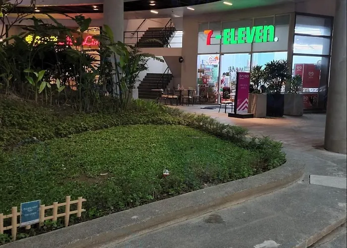 Cozy In Makati / With Mall, Restaurants, Groceries, Pool, Netflix, Disney+ And