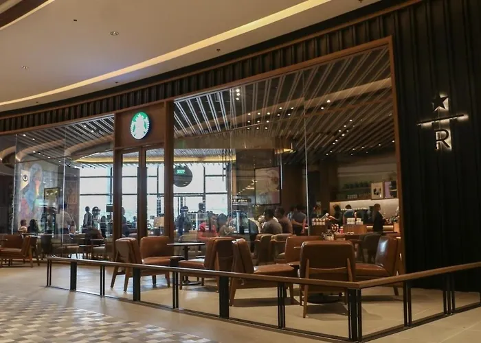 Cozy In Makati / With Mall, Restaurants, Groceries, Pool, Netflix, Disney+ And